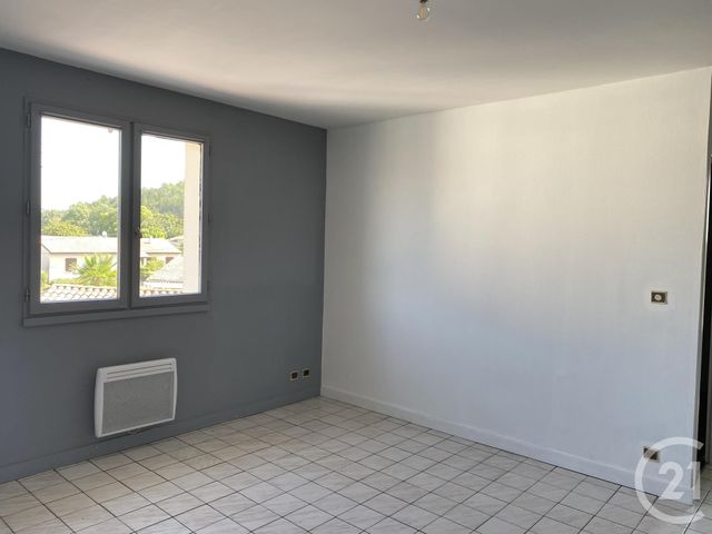 Appartement F2 à louer - 2 pièces - 30.0 m2 - ST MICHEL - 16 - POITOU-CHARENTES - Century 21 Aloha Immobilier