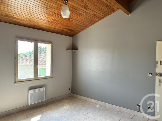 Appartement F2 à louer - 2 pièces - 31.8 m2 - ST MICHEL - 16 - POITOU-CHARENTES - Century 21 Aloha Immobilier