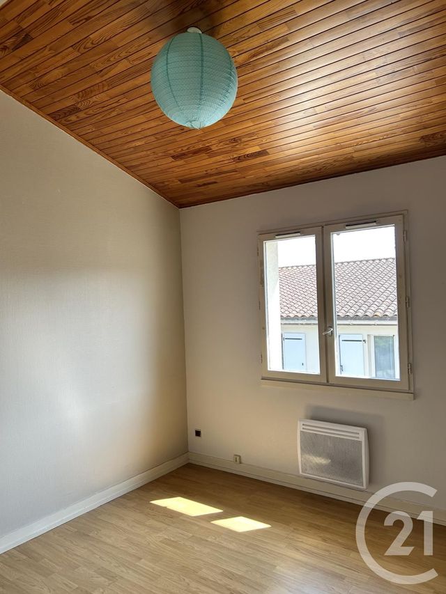 Appartement F2 à louer - 2 pièces - 31.8 m2 - ST MICHEL - 16 - POITOU-CHARENTES - Century 21 Aloha Immobilier