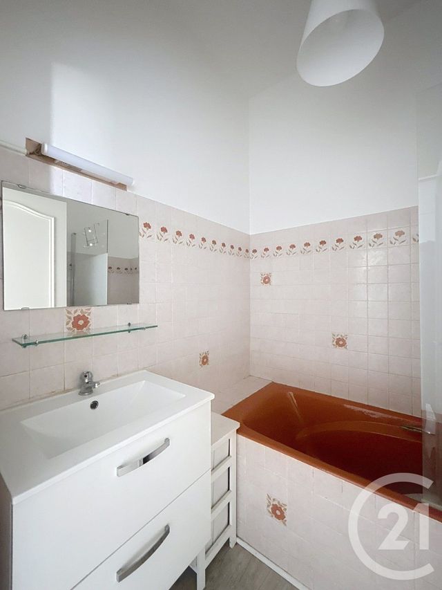 Appartement F2 à louer - 2 pièces - 51.74 m2 - ANGOULEME - 16 - POITOU-CHARENTES - Century 21 Aloha Immobilier