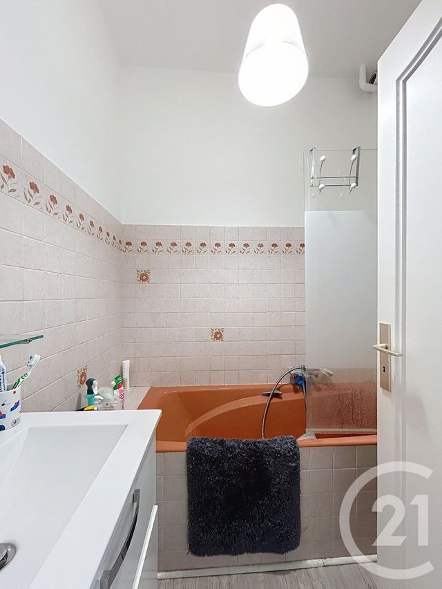 Appartement F2 à louer - 2 pièces - 51.74 m2 - ANGOULEME - 16 - POITOU-CHARENTES - Century 21 Aloha Immobilier