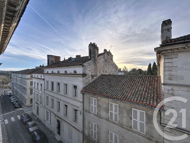Appartement F2 à louer - 2 pièces - 76.89 m2 - ANGOULEME - 16 - POITOU-CHARENTES - Century 21 Aloha Immobilier