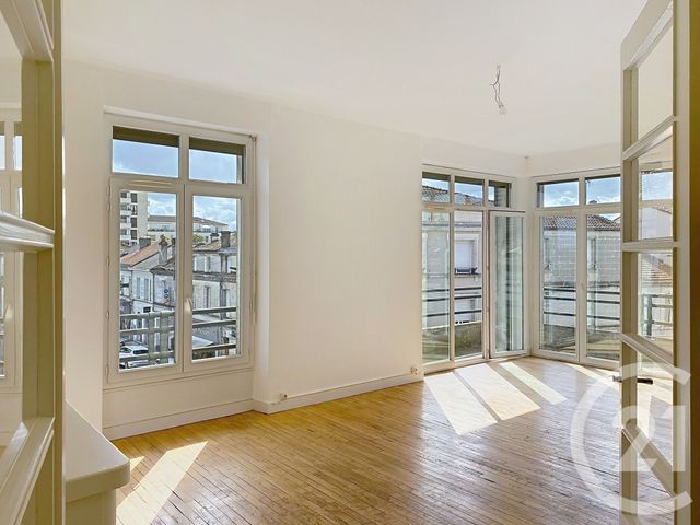 Appartement F5 à louer - 5 pièces - 113.0 m2 - ANGOULEME - 16 - POITOU-CHARENTES - Century 21 Aloha Immobilier