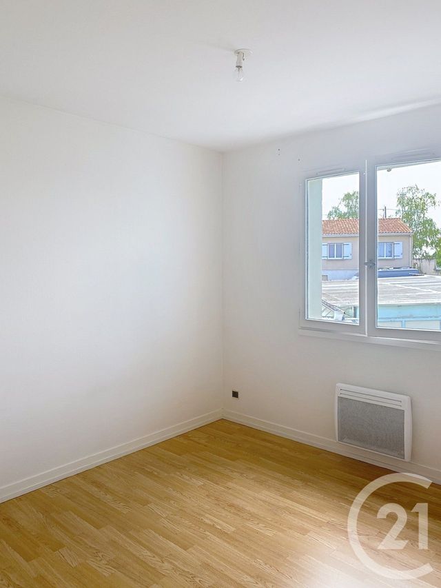 Appartement F2 à louer - 2 pièces - 32.34 m2 - ST MICHEL - 16 - POITOU-CHARENTES - Century 21 Aloha Immobilier