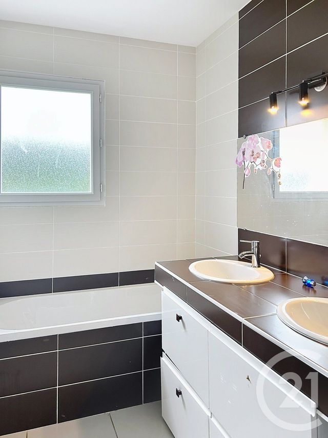 maison à louer - 4 pièces - 98.48 m2 - ROULLET ST ESTEPHE - 16 - POITOU-CHARENTES - Century 21 Aloha Immobilier