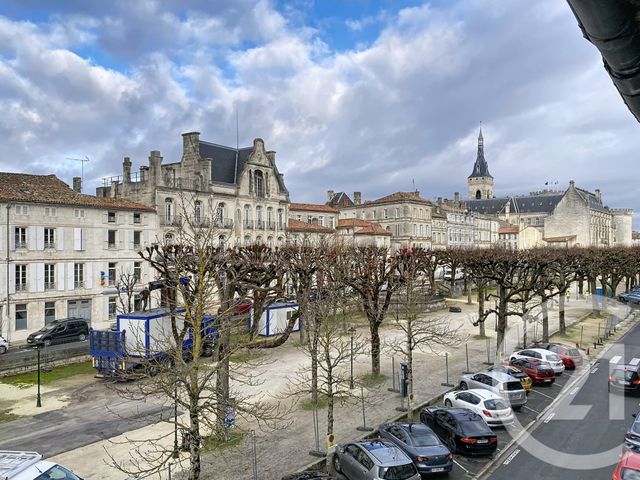 Appartement F2 à louer - 2 pièces - 48.8 m2 - ANGOULEME - 16 - POITOU-CHARENTES - Century 21 Aloha Immobilier
