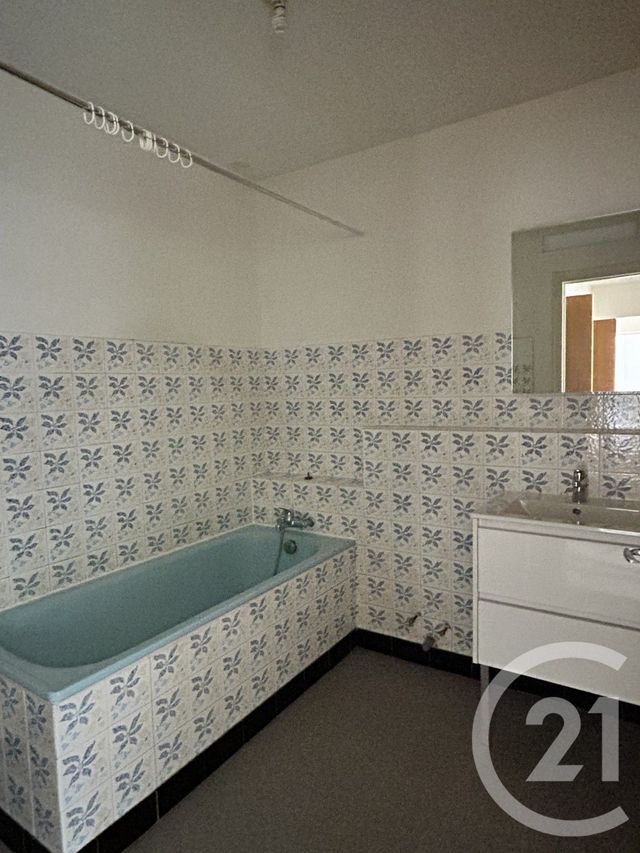 Appartement F2 à louer - 2 pièces - 76.89 m2 - ANGOULEME - 16 - POITOU-CHARENTES - Century 21 Aloha Immobilier