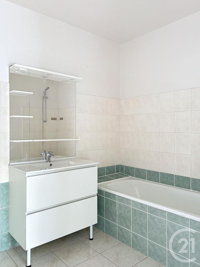 Appartement F3 à louer - 3 pièces - 63.5 m2 - ANGOULEME - 16 - POITOU-CHARENTES - Century 21 Aloha Immobilier