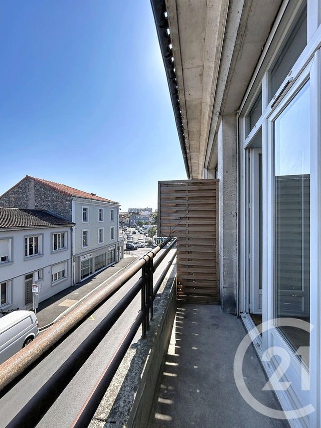 Appartement F3 à louer - 3 pièces - 65.0 m2 - ANGOULEME - 16 - POITOU-CHARENTES - Century 21 Aloha Immobilier