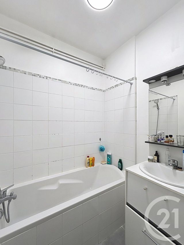 Appartement F3 à louer - 3 pièces - 60.2 m2 - ANGOULEME - 16 - POITOU-CHARENTES - Century 21 Aloha Immobilier