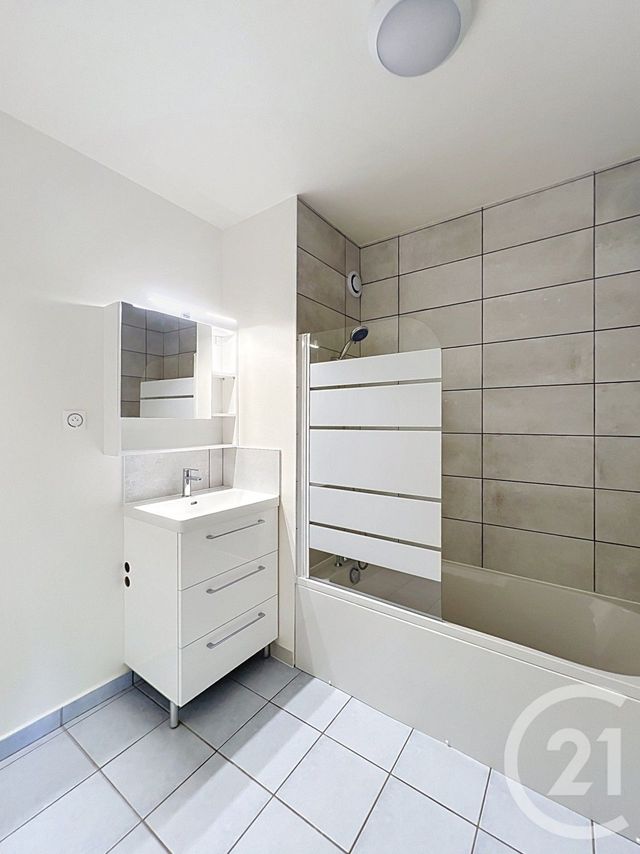 Appartement F3 à louer - 3 pièces - 70.14 m2 - ANGOULEME - 16 - POITOU-CHARENTES - Century 21 Aloha Immobilier